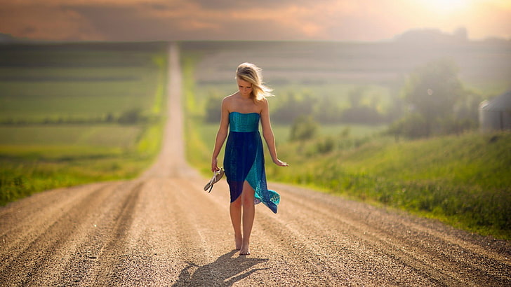 blaue Röhre gewickeltes Kleid, Frauen, blond, Straße, Natur, Landschaft, barfuß, Nebraska, Jake Olson, blaues Kleid, nackte Schultern, trägerloses Kleid, gehend, HD-Hintergrundbild