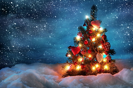 Weihnachtsbaum mit Kugeln, Baum, Neujahr, Weihnachten, Schnee, Urlaub, Nacht, Girlande, HD-Hintergrundbild HD wallpaper
