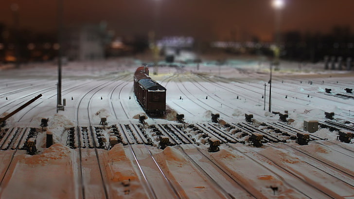 черна влакова играчка, плитка фокусна снимка на кафяв миниатюрен влак по релсови линии, смяна на наклон, железопътна линия, влак, сняг, железопътен двор, HD тапет