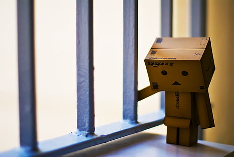 Amazon Danbo-figur, sorg, ensamhet, cell, robot, danbo, Danboard, låda, leksak, ledsen, HD tapet HD wallpaper