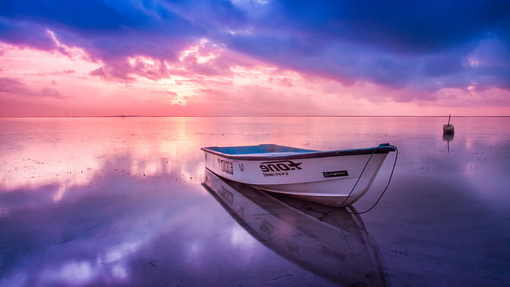 púrpura, reflexión, barco, barco blanco, cielo rosado, nublado, reflejado, calma, relajarse, amanecer, mañana, amanecer, bote de remos, Fondo de pantalla HD