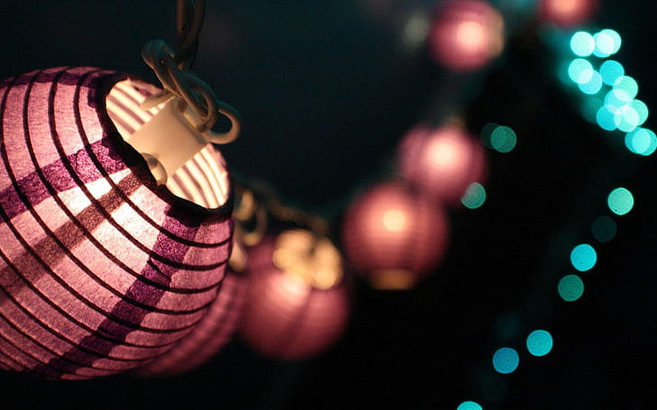fioletowe papierowe lampiony, światła, dekoracje, bokeh, makro, niewyraźne, przewody, fotografia, Tapety HD