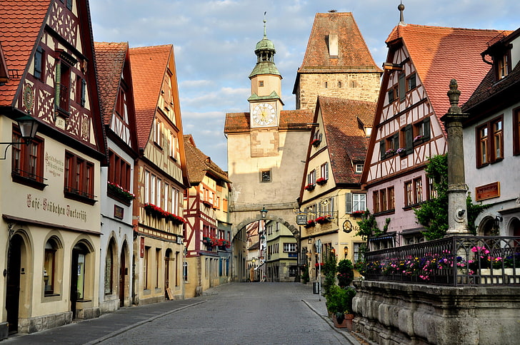 Casas de hormigón marrón y beige, carretera, calle, reloj, torre, hogar, Alemania, arco, Rothenburg, Fondo de pantalla HD