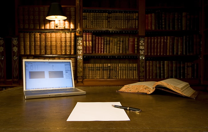 серый ноутбук, лист, бумага, книги, лампа, ручка, ноутбук, библиотека, полки, HD обои
