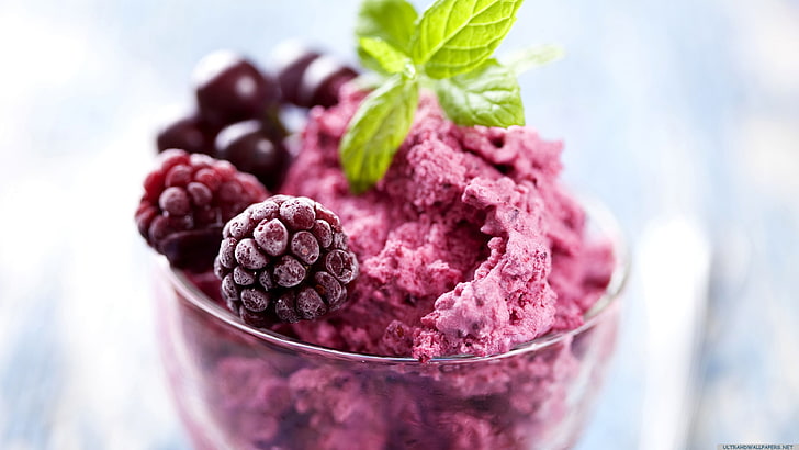 lody różowe z dodatkami owocowymi i liściem mięty, fotografia płytkiej ostrości lodów malinowych, jagód, lodów, jedzenia, deseru, makro, Tapety HD