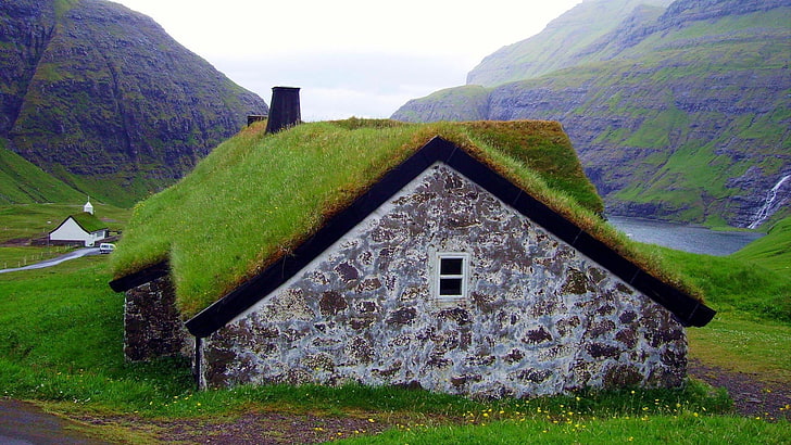 edificio in cemento grigio e verde, natura, paesaggio, casa, verde, erba, montagne, acqua, Isole Faroe, vo edificio, tetti, cascata, nuvole, Sfondo HD