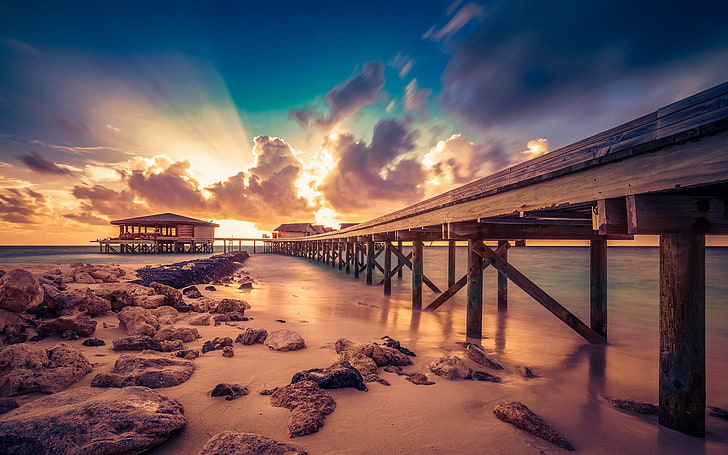 sendero de madera marrón, naturaleza, paisaje, Maldivas, puesta de sol, resort, rayos de sol, nubes, cielo, mar, arena, roca, isla, larga exposición, muelle, playa, costa, Fondo de pantalla HD