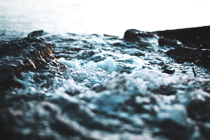 Mineralwasser in der Nähe von Felsen, Natur, Wellen, Meer, HD-Hintergrundbild