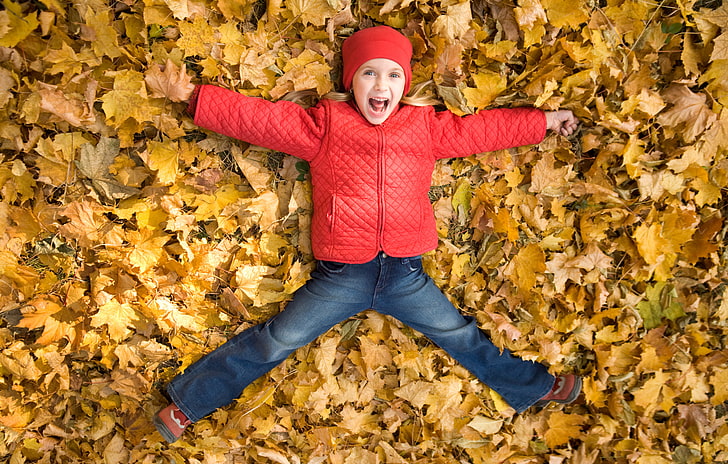 children's quilted red jacket, children, childhood, fun, child, happiness, playing, smiling, autumn leaves, happy little girl, HD wallpaper