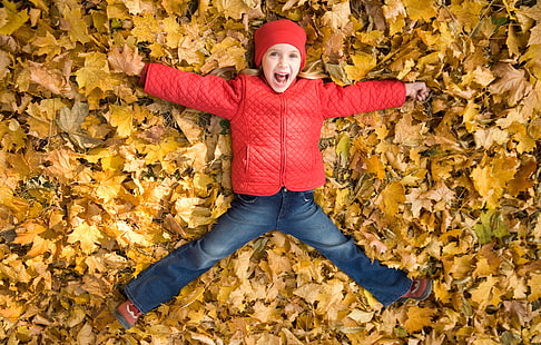 veste rouge matelassée pour enfants, enfants, enfance, amusement, enfant, bonheur, jouer, sourire, feuilles d'automne, heureuse petite fille, Fond d'écran HD HD wallpaper