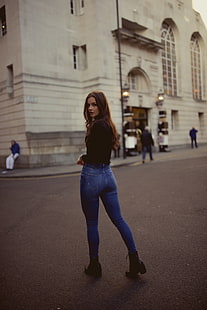 женская черная рубашка с длинными рукавами и синие джинсовые джинсы, Lily Kate France, модель, женщины, оглядываясь через плечо, черная одежда, джинсы, брюнетка, женщины на природе, HD обои HD wallpaper
