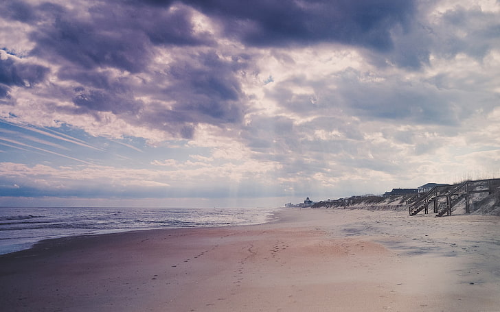 plage brune, photographie, plage, empreintes de pas, nuages, ciel, Fond d'écran HD