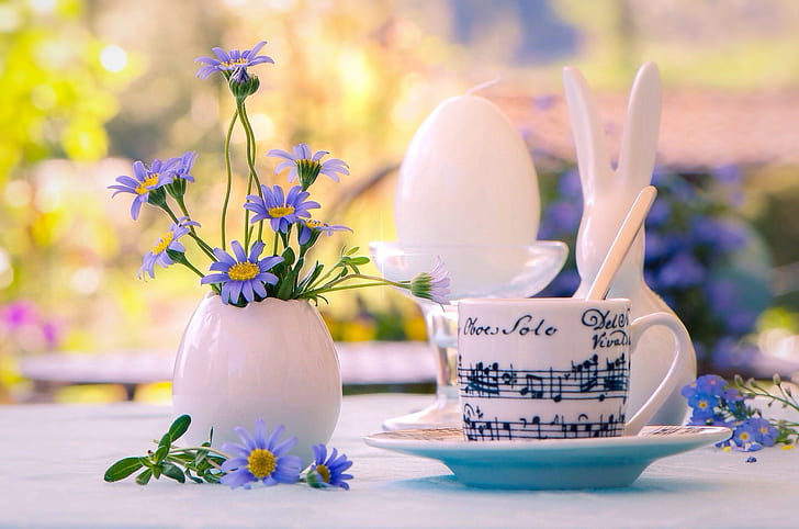Ваза с цветами кружка, цветы с голубыми лепестками в белой керамической вазе, цветы, кружка, ваза, hd, пасхальный кролик, HD обои
