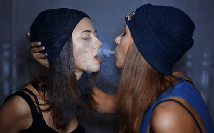due due berretti neri, donne, fumo, fumo, occhi chiusi, Sfondo HD