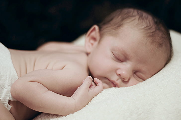 schlafendes baby auf kissen, schlafen, kissen, neugeborenes baby, kostbar, männlich, liebe, bezaubernd, schwarz und weiß, porträt, glückseligkeit, geburt, baby, kind, niedlich, klein, neugeboren, kindheit, unschuld, liegend, neues leben,leute, kaukasisch, decke, jungs, menschliches gesicht, HD-Hintergrundbild