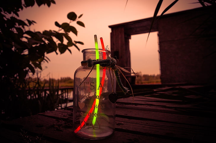 frasco de vidro transparente e varas de brilho verde e vermelho, banco, tubo, led, néon, HD papel de parede