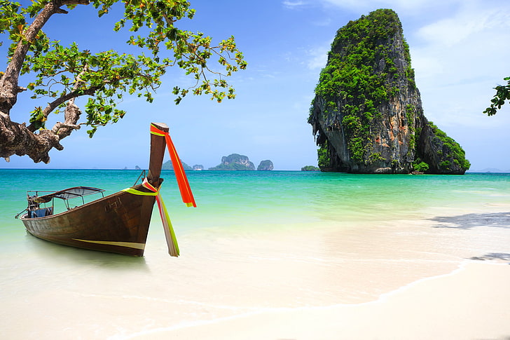 Barco marrón y formación rocosa, mar, playa, roca, árbol, costa, barco, Asia, Tailandia, Phuket, Fondo de pantalla HD