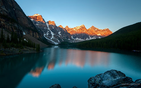 пейзаж, езеро, залез, планини, Моренско езеро, Национален парк Банф, Канада, отражение, слънчева светлина, скала, HD тапет HD wallpaper