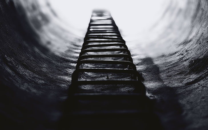снимка в сивата скала на метална стълба, стълби, дълбочина на рязкост, замъглено, фотография, метал, HD тапет