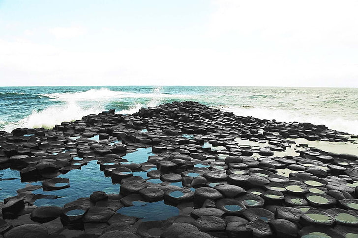 brązowo-czarna drewniana deska, Grobla Olbrzyma, morze, niebo, formacja skalna, Irlandia, Photoshop, Tapety HD