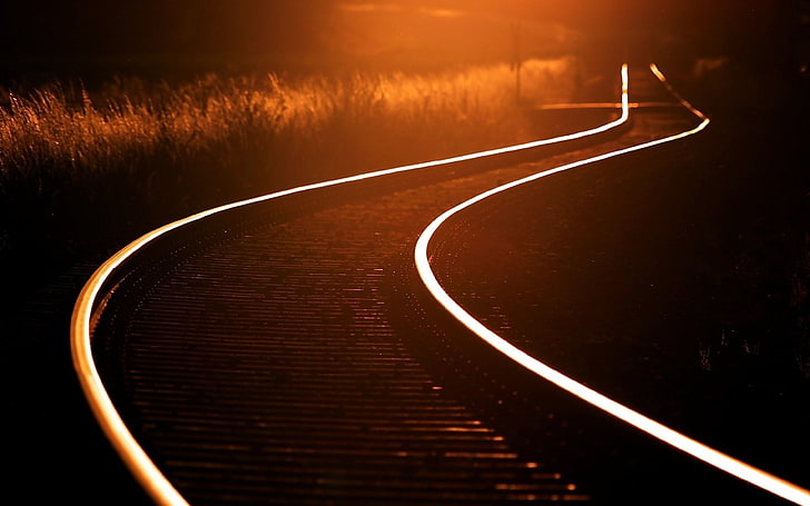 سكك القطار ، السكك الحديدية ، ضوء الشمس ، الخطوط المتموجة، خلفية HD