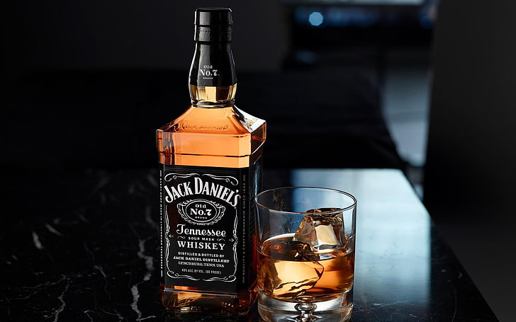 Alcohol, botellas, whisky, fondo negro, Fondo de pantalla HD |  Wallpaperbetter