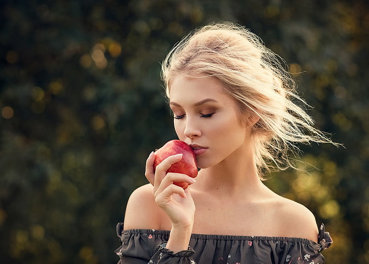 apples, fruit, blonde, bare shoulders, closed eyes, women, women outdoors, Alice Tarasenko, HD wallpaper