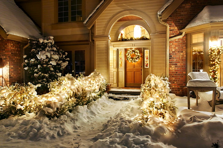 beige wooden house, winter, snow, night, nature, lights, house, holiday, Windows, decoration, architecture, Happy New Year, Merry Christmas, Christmas wreath, Christmas, HD wallpaper