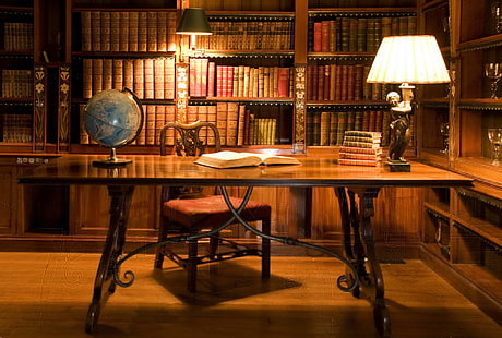 長方形の茶色の木製テーブル、椅子、部屋、テーブル、本、古い、グローブ、ランプ、棚、ガラス、図書館、 HDデスクトップの壁紙 HD wallpaper