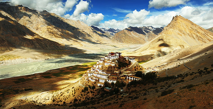 dorf mit bergen, landschaft, tibet, berge umgeben, HD-Hintergrundbild