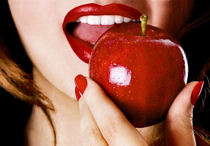 зряла ябълка, момиче, лице, храна, ръка, пръсти, маникюр, червени устни, червена ябълка, HD тапет