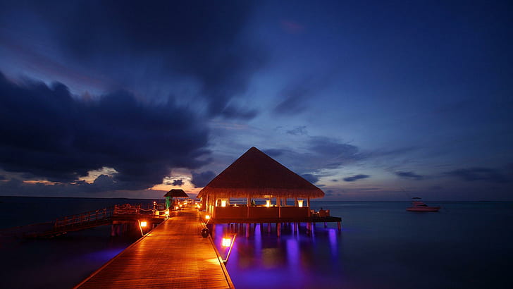 열대 섬에 밤, 갈색 별장과 푸른 물, 해변, 2560x1440, 빛, 구름, 바다, 섬, 부두, 밤, 보트, HD 배경 화면