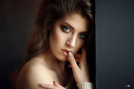 女性、顔、肖像、唇に指、青い目、塗られた爪、 HDデスクトップの壁紙 HD wallpaper