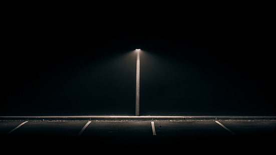 minimalizm czarne tło fotografia latarnie uliczne światła uliczne ciemna noc opuszczone linie pusta ścieżka Samodzielna izolacja parkingu, Tapety HD HD wallpaper