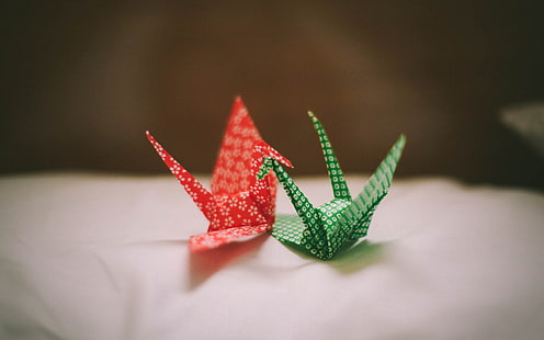две зеленые и красные птицы оригами, оригами, птица журавль, бумага, HD обои HD wallpaper