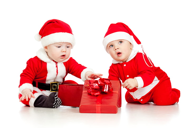 2人の赤ちゃんのサンタクロースの衣装、子供、子供、クリスマス、新年、ギフトボックス、ギフトボックス、サンタクロース、サンタクロースの服、面白い小さな子供、面白い小さな子供、 HDデスクトップの壁紙