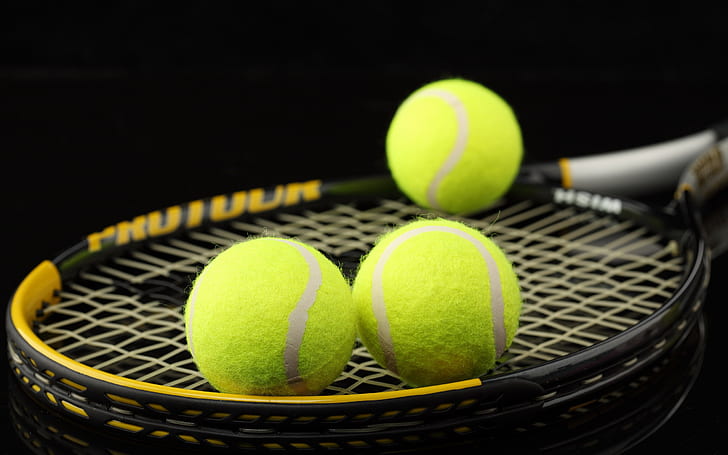 Теннисные мячи, три зеленых теннисных мяча и ракетка, bagkground, HD обои