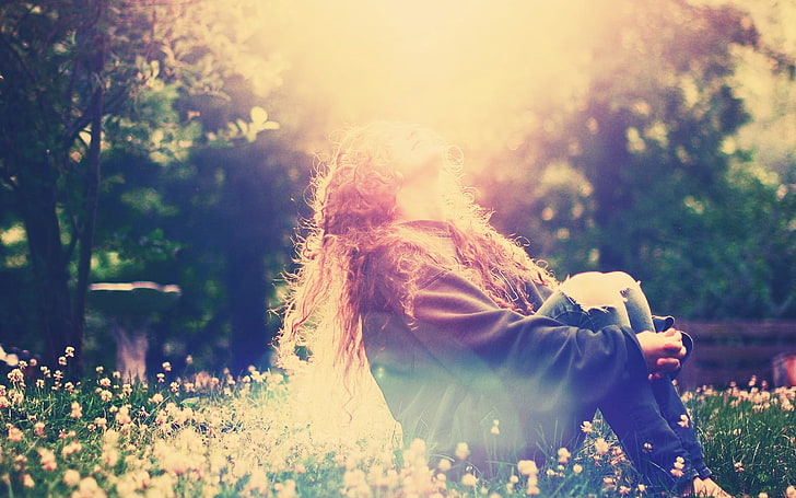 дамски черен връх с дълги ръкави, момиче, поле, трева, цветя, слънце, отблясъци, настроение, HD тапет