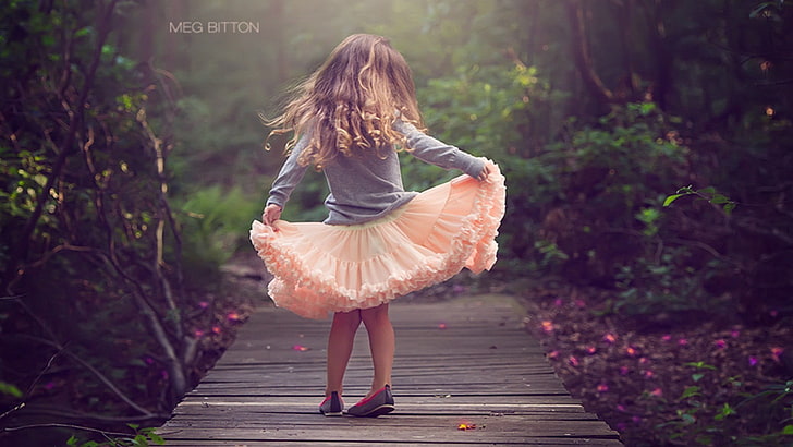 flicka lyfta sin orange klänning på träbrygga, liten flicka, barn, plankor, skog, blondin, HD tapet
