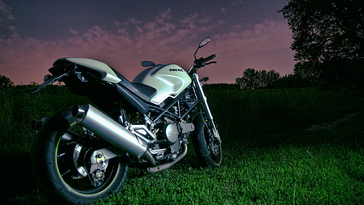 vélo de sport noir et blanc, Ducati Monster 796, ciel nocturne, moto, course, vélo, vélo de sport, essai, essai routier, achat, location, Fond d'écran HD