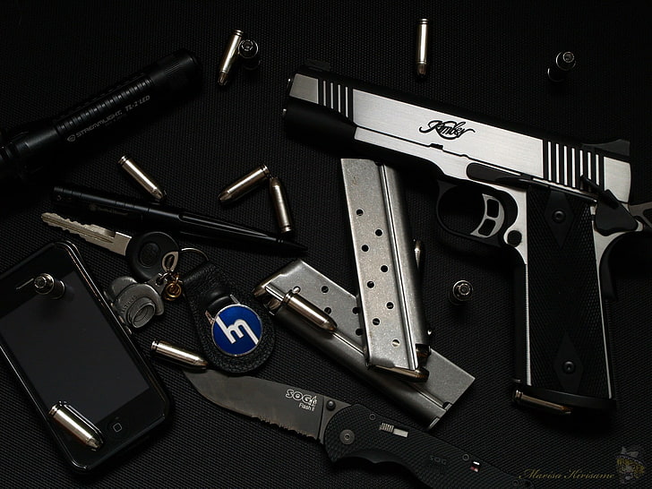 pistolet semi-automatique noir et gris, couteau, pistolet, clés, munitions, Fond d'écran HD