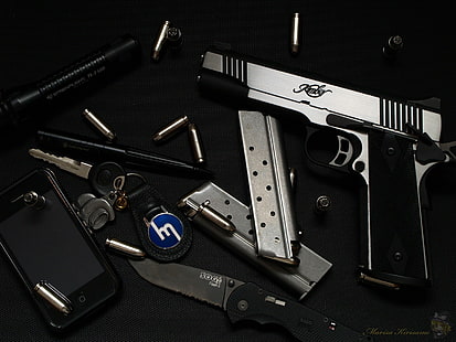 schwarze und graue halbautomatische Pistole, Messer, Pistole, Schlüssel, Munition, HD-Hintergrundbild HD wallpaper