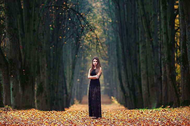 女性の黒いノースリーブマキシドレス、茶色の葉で覆われた黒い花のノースリーブの立っている女性覆われた経路、女性、ブルネット、秋、屋外の女性、ドレス、木、 HDデスクトップの壁紙