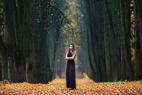 дамска черна максимална рокля без ръкави, жена с черен флорален ръкав, стояща върху кафяви листа, покрита пътека, жени, брюнетка, есен, жени на открито, рокля, дървета, HD тапет HD wallpaper