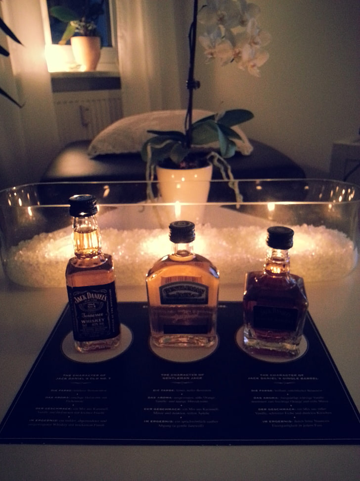 Drei Whiskyflaschen, Jack Daniel's, Alkohol, Whisky, Whisky, Flaschen, HD-Hintergrundbild, Handy-Hintergrundbild