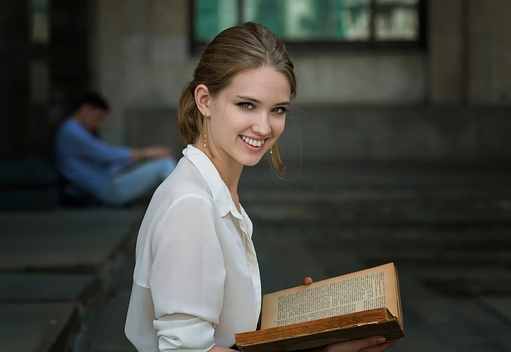 biała koszula damska z długim rękawem, dziewczynka, śmiech, książka, czytanie, Dennis Drozhzhin, Naród najczęściej czytający, Tapety HD