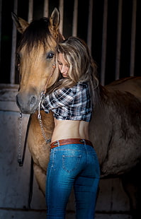cheval marron et crop top à carreaux blanc, noir et gris pour femme et jean skinny bleu, modèle, jeans, cheval, ventre, cheveux blonds, chemise à carreaux, Fond d'écran HD HD wallpaper