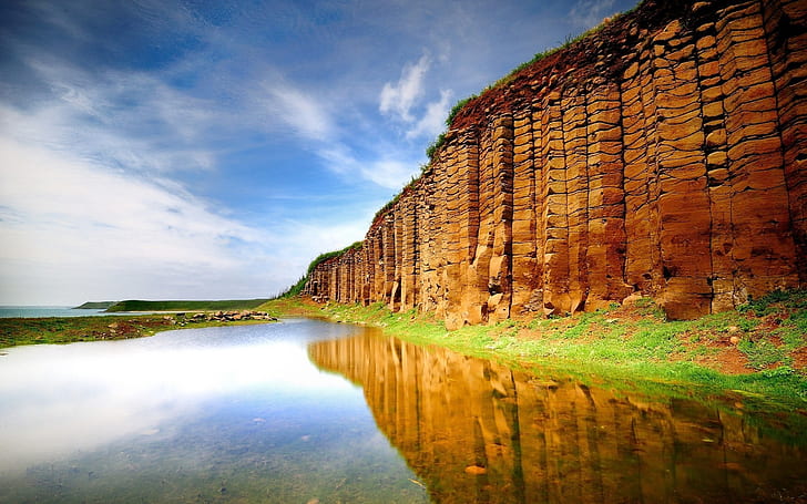 Refleksi Batu Danau, tebing cokelat di samping badan air, latar belakang, lanskap, sinar matahari, langit biru, Wallpaper HD