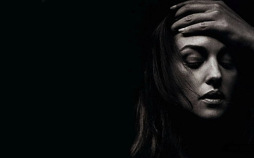 مونيكا بيلوتشي ، وجه ، خلفية ، أسود ، يد ، ممثلة ، مونيكا بيلوتشي، خلفية HD HD wallpaper