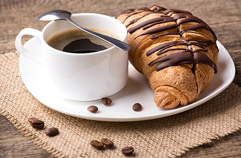 pain cuit au four et café noir sur la plaque, café, petit déjeuner, gâteaux, croissant, croissant, Fond d'écran HD HD wallpaper